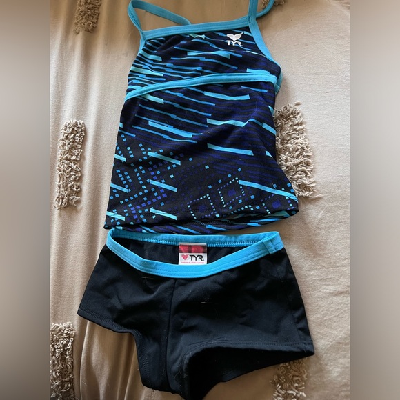 Swimsuit size 4 - Picture 2 of 3
